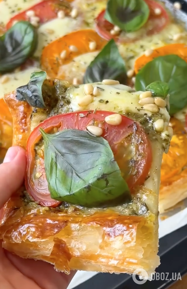 Смачніше, ніж піца: легкий листковий пиріг "Капрезе" з сиром, моцарелою і песто для перекусу