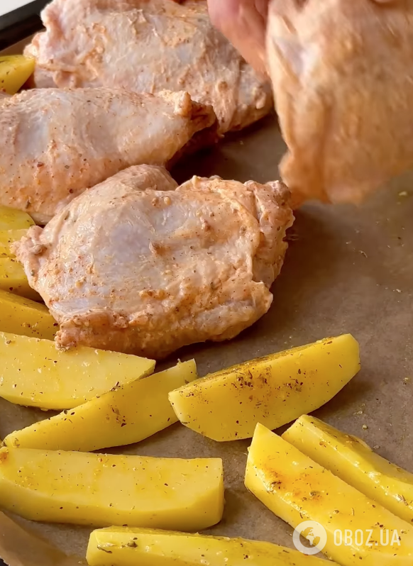 Как вкусно запечь картофель с куриными голенями для обеда: самый простой рецепт