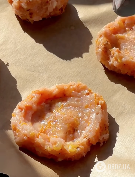 Краще, ніж котлети: соковиті м'ясні гнізда із сиром та ананасом