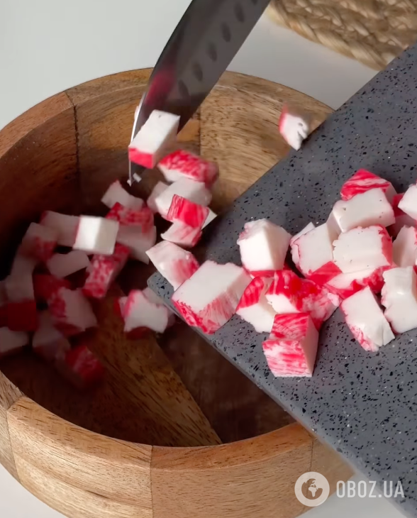 Весенний крабовый салат: рассказываем, что добавить в блюдо для свежести