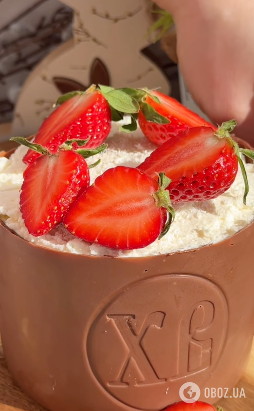 Сирна паска з полуницею та в шоколадному корпусі: ділимося легким рецептом