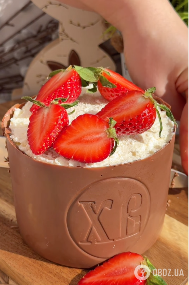 Сирна паска з полуницею та в шоколадному корпусі: ділимося легким рецептом