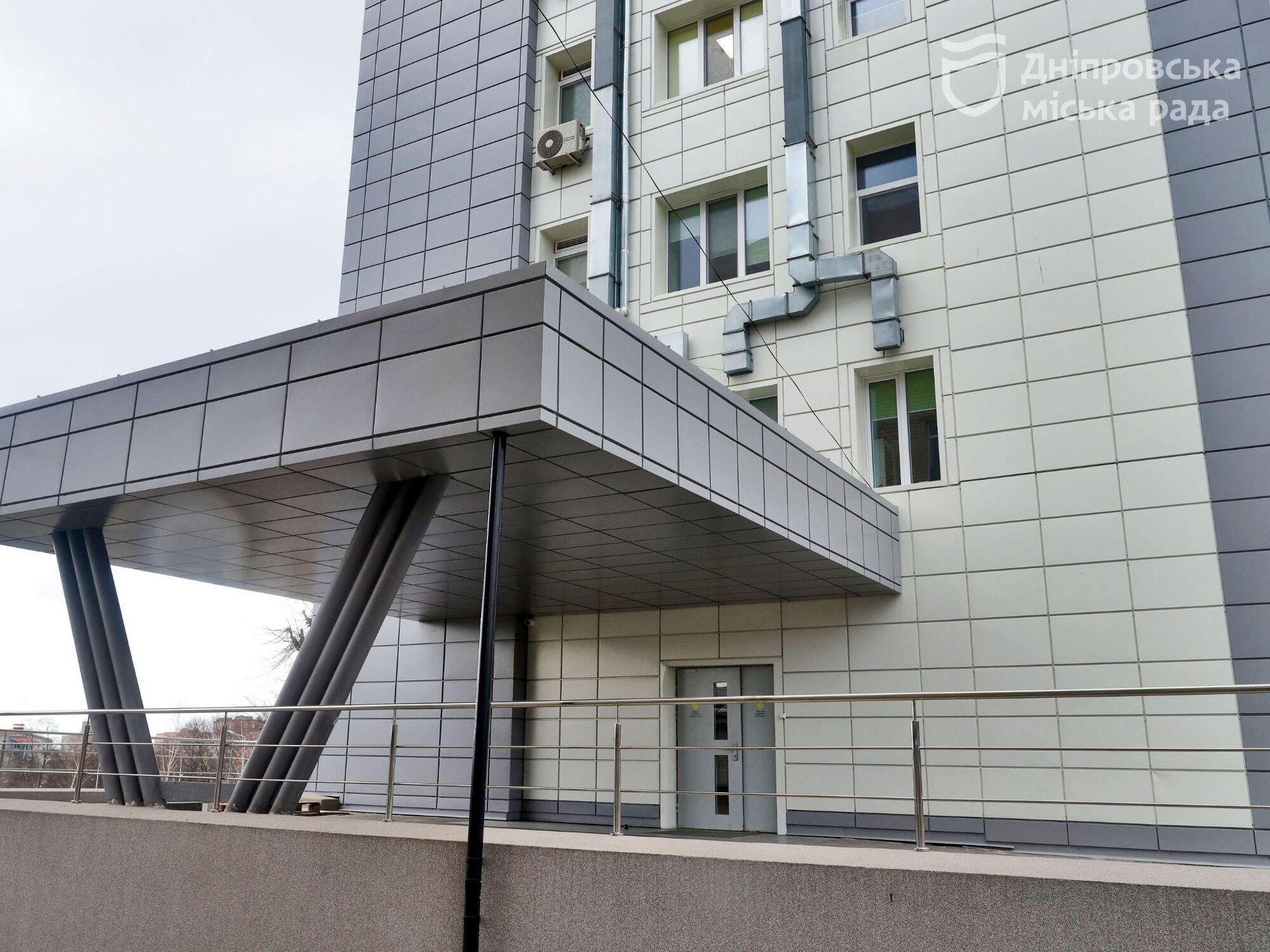 В Днепре завершили комплексную реконструкцию одного из корпусов Больницы скорой медицинской помощи