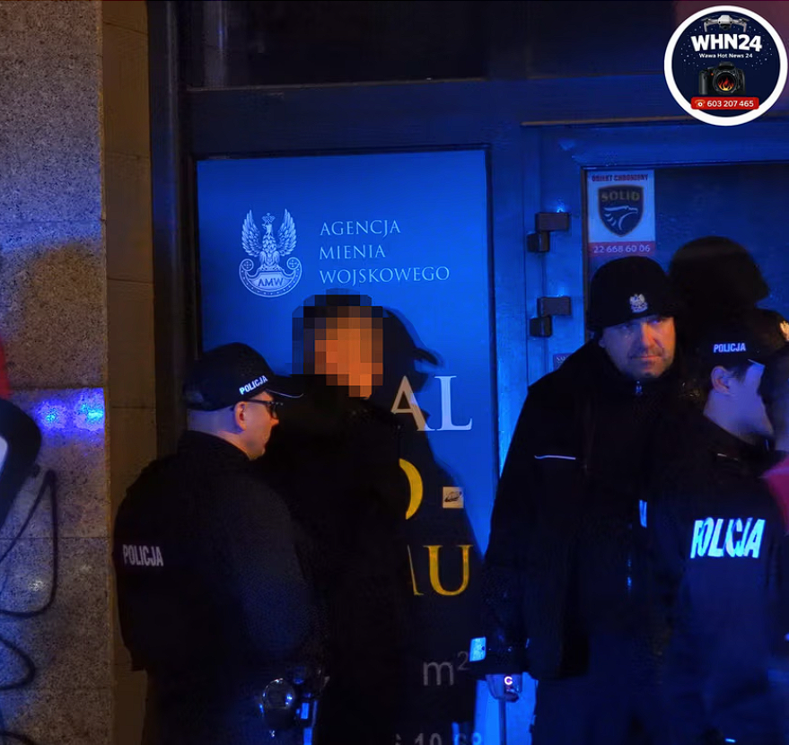 В Варшаве поляк с ножом набросился на украинца в трамвае: очевидцы укротили нападающего