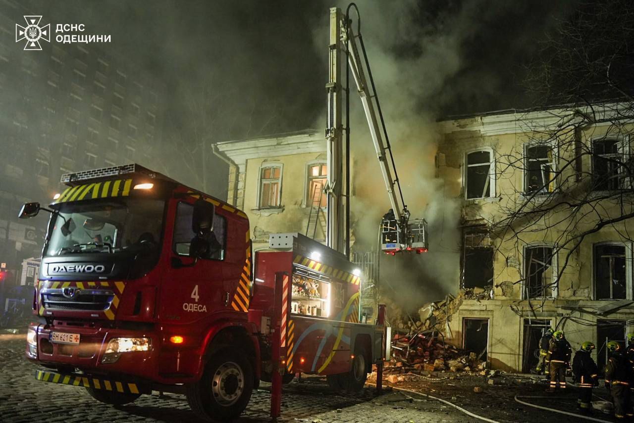 Окупанти масовано вдарили по Одесі: пошкоджено будинки, є постраждалі. Фото