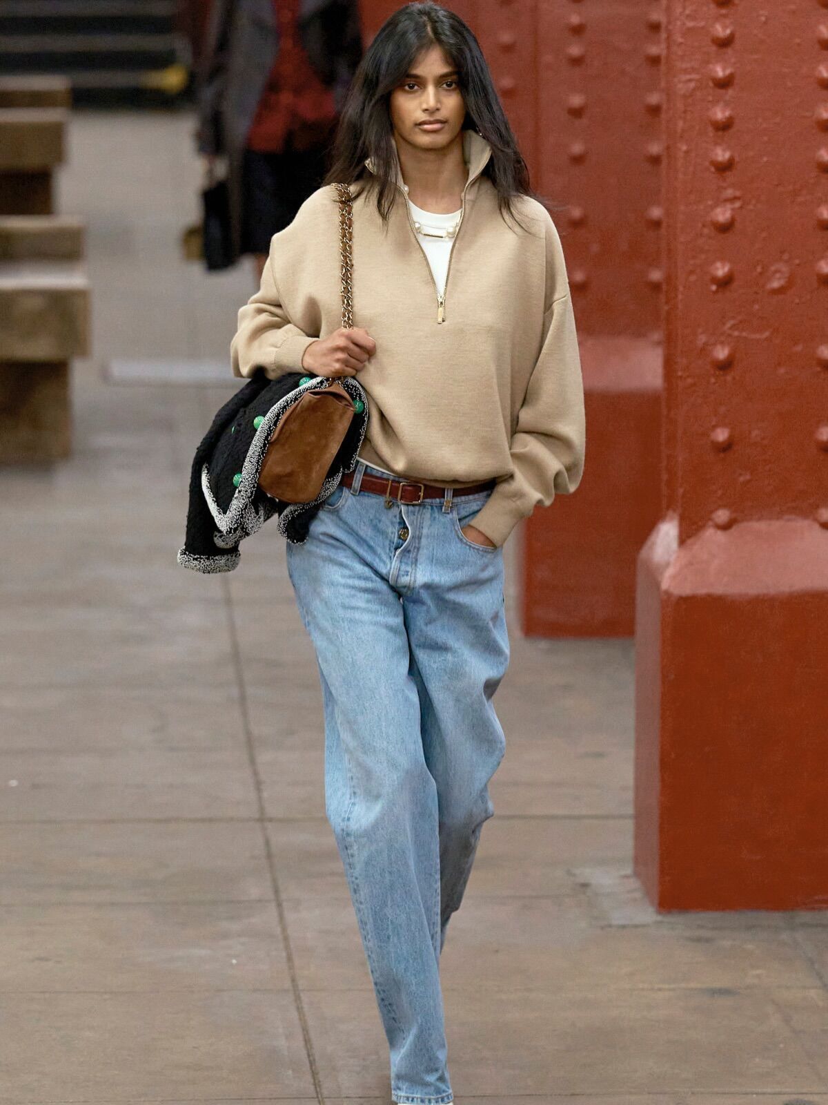 Три моделі джинсів, які підкорили всіх на Тижні моди, та з чим їх носити. Фото