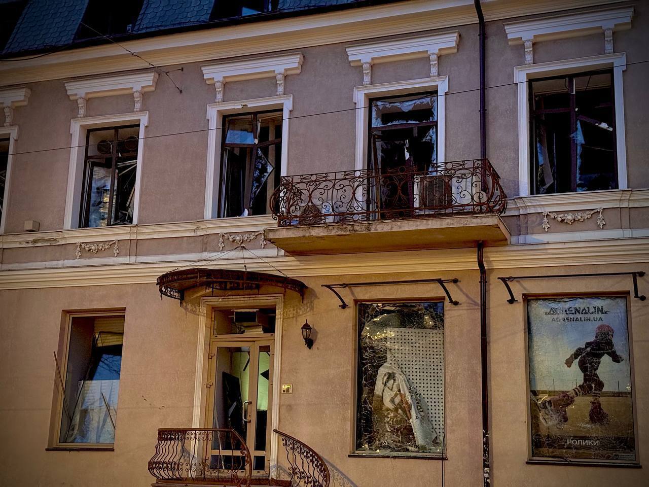 Оккупанты массированно ударили по Одессе: повреждены дома, есть пострадавшие. Фото