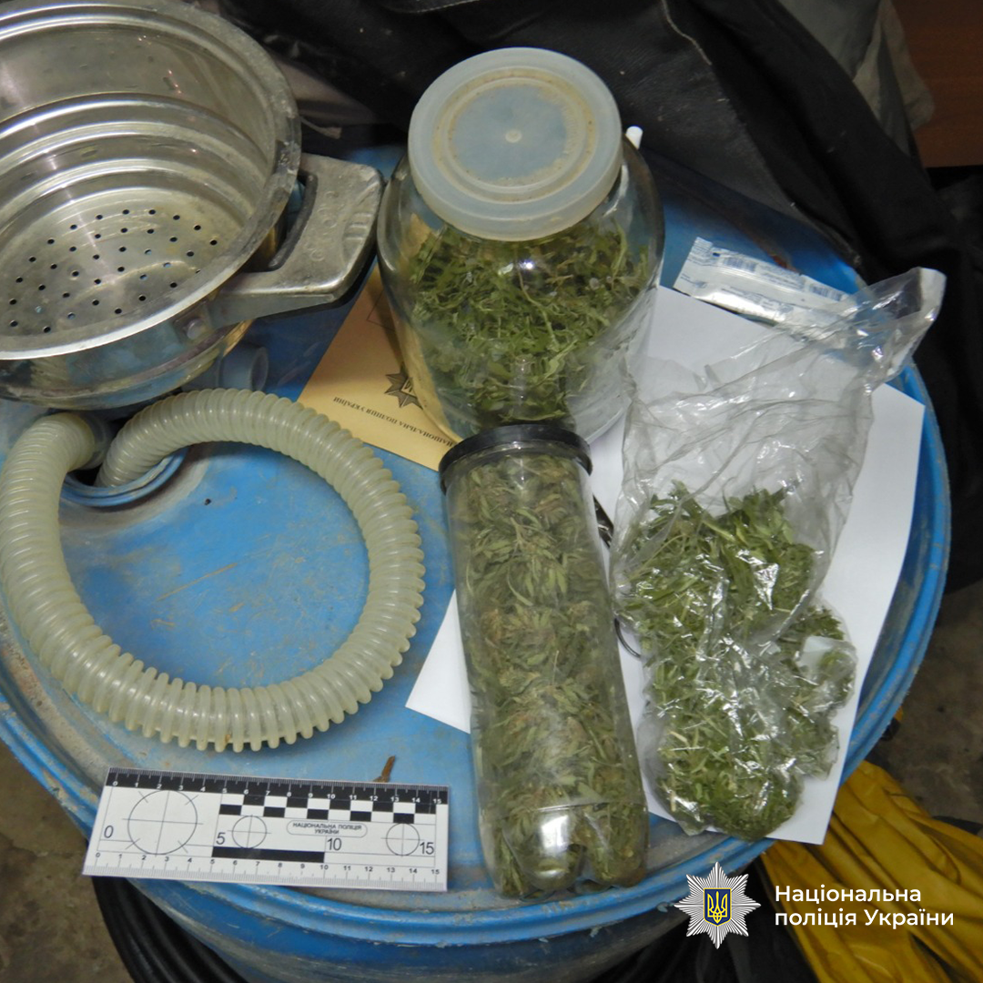 "Заробляли" 4,5 млн грн щомісяця: на Рівненщині викрили підпільну нарколабораторію з виготовлення метамфетаміну. Фото