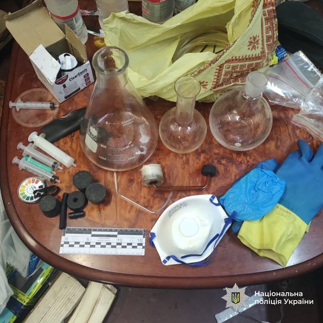 "Заробляли" 4,5 млн грн щомісяця: на Рівненщині викрили підпільну нарколабораторію з виготовлення метамфетаміну. Фото