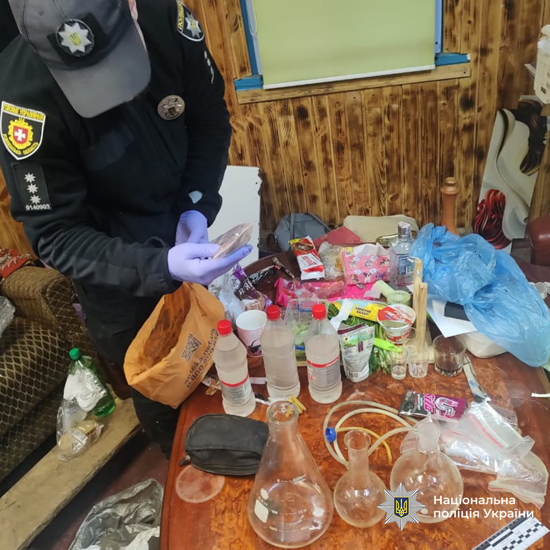 "Заробляли" 4,5 млн грн щомісяця: на Рівненщині викрили підпільну нарколабораторію з виготовлення метамфетаміну. Фото
