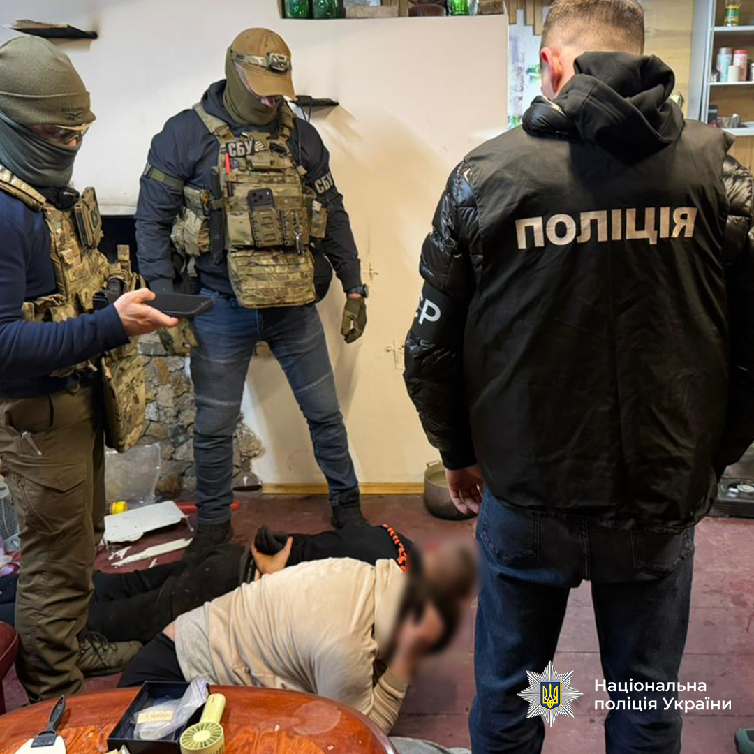 "Заробляли" 4,5 млн грн щомісяця: на Рівненщині викрили підпільну нарколабораторію з виготовлення метамфетаміну. Фото
