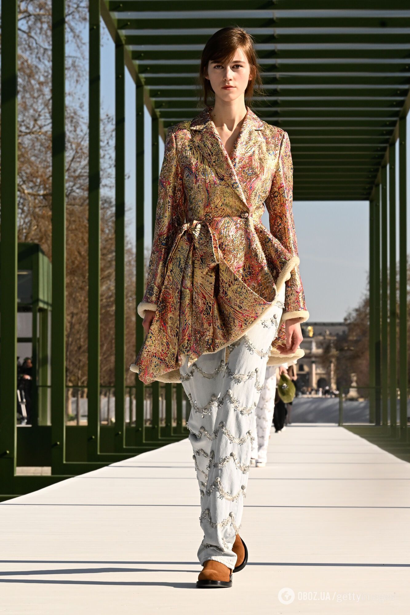 Три моделі джинсів, які підкорили всіх на Тижні моди, та з чим їх носити. Фото