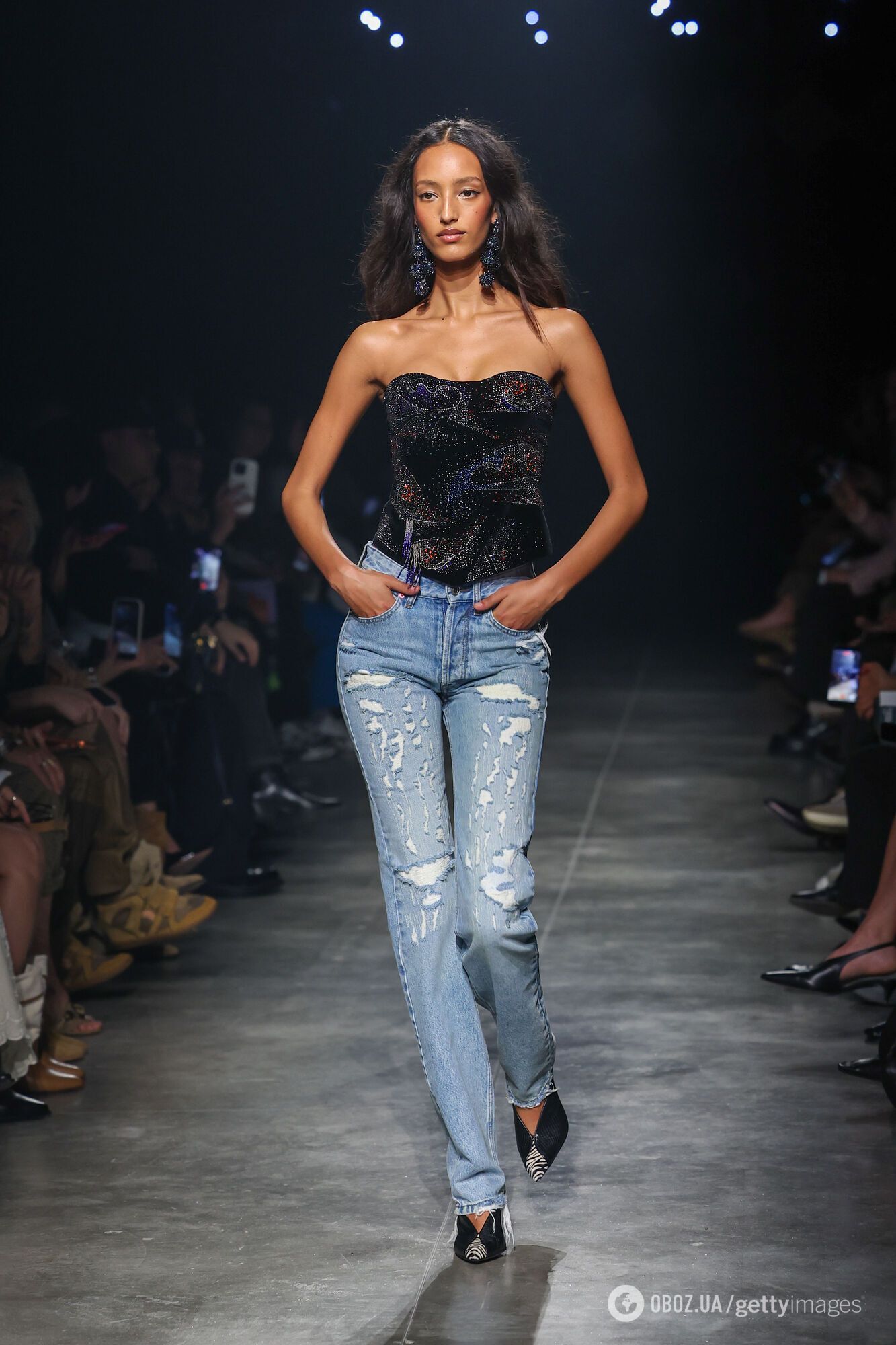 Три моделі джинсів, які підкорили всіх на Тижні моди, та з чим їх носити. Фото