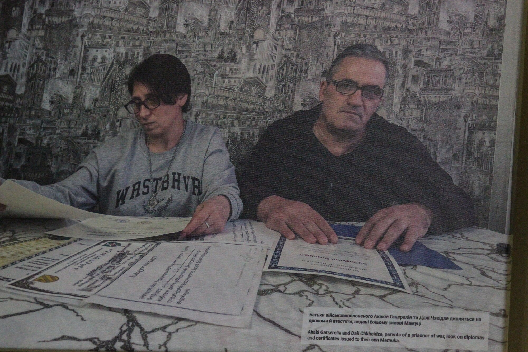 "Оглушлива тиша": у Вишгороді відкрили фотовиставку про українських військовополонених