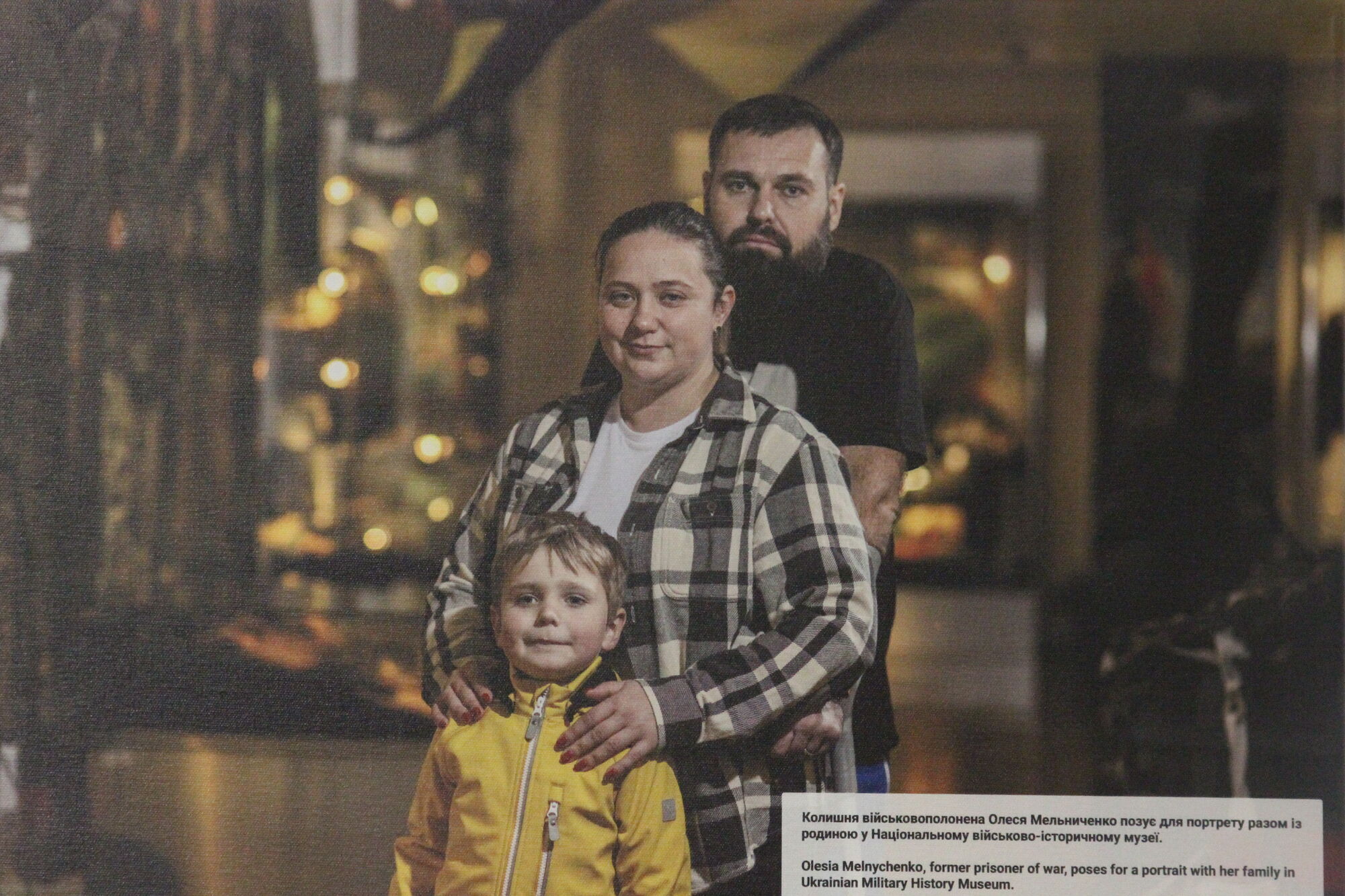 "Оглушлива тиша": у Вишгороді відкрили фотовиставку про українських військовополонених