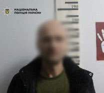 У Києві рецидивіст у під’їзді будинку побив чоловіка та пограбував його. Подробиці та фото