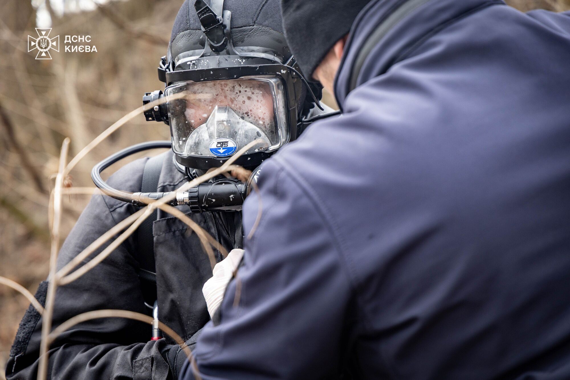 У Києві водолази-сапери дістали з річки залишки російської ракети. Подробиці, фото та відео