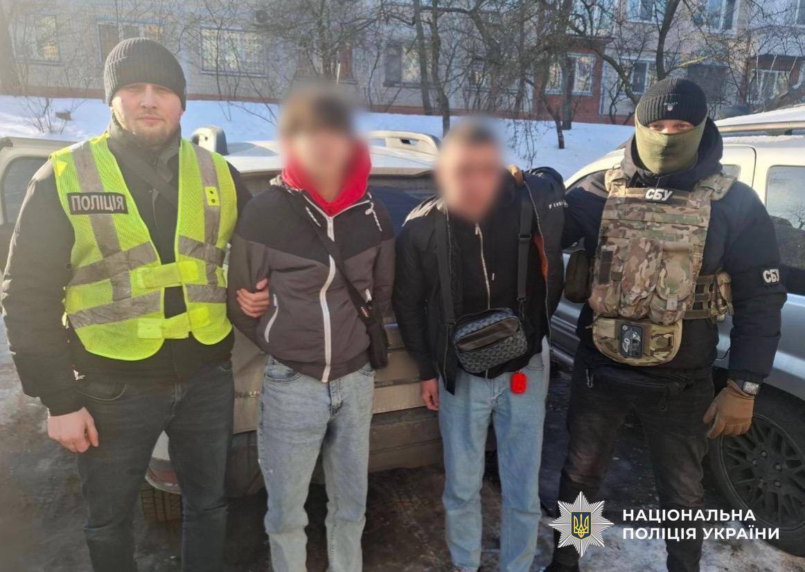 По заказу врага сожгли два авто военных и машину спасателя: в Киеве задержали четырех парней. Фото