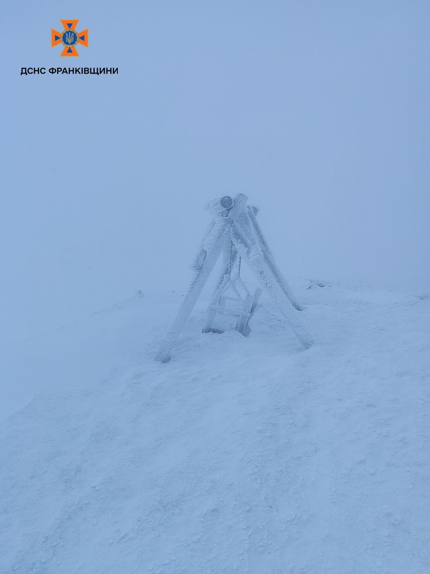 "Справжня зимова казка":  у Карпатах сніг засипав схили, вдарило 8 градусів морозу. Фото