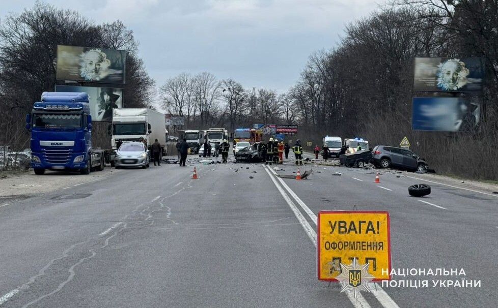 На Львівщині після ДТП один із автомобілів  вибухнув: є жертва і поранені. Фото і відео