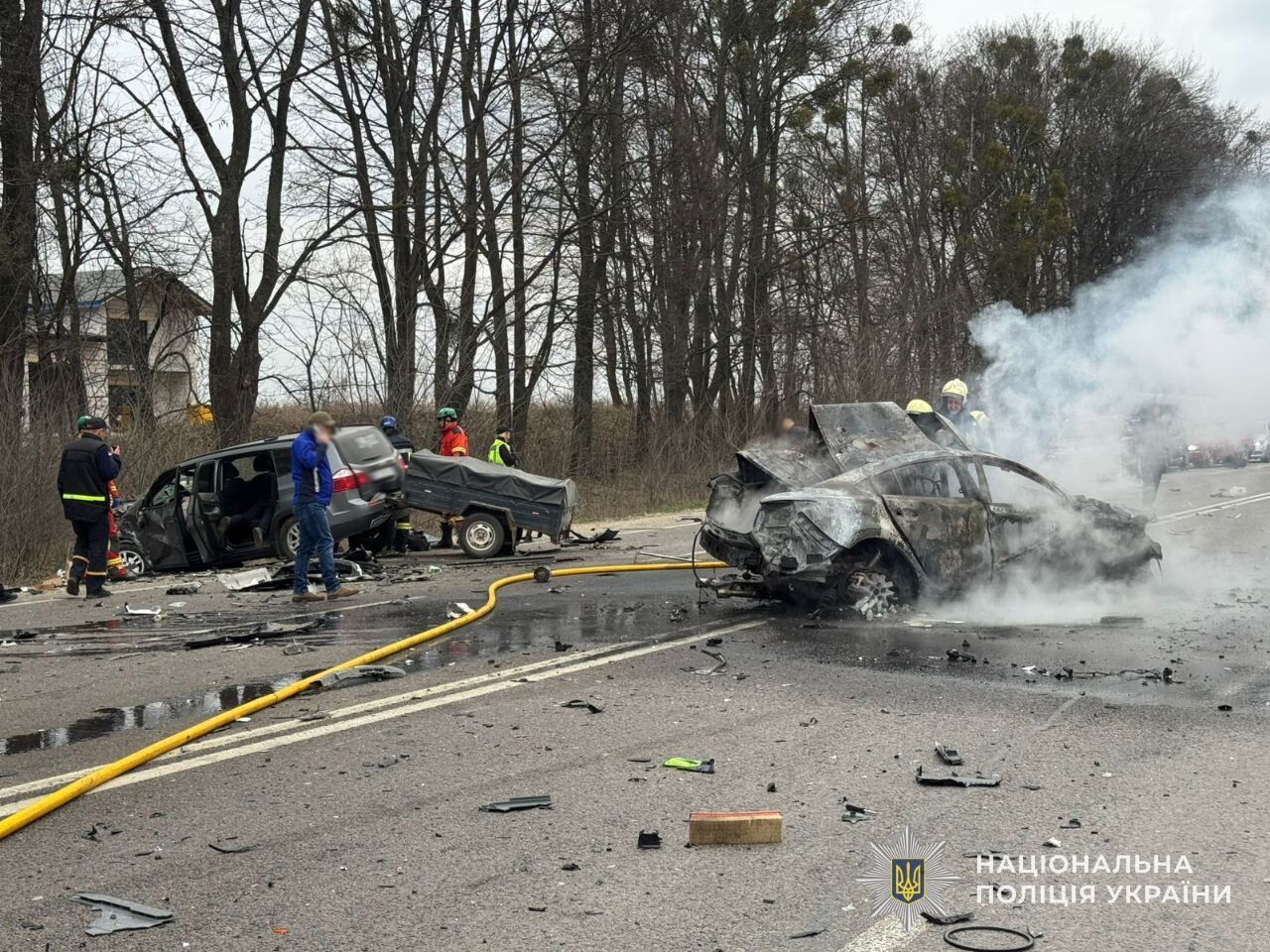 На Львівщині після ДТП один із автомобілів  вибухнув: є жертва і поранені. Фото і відео