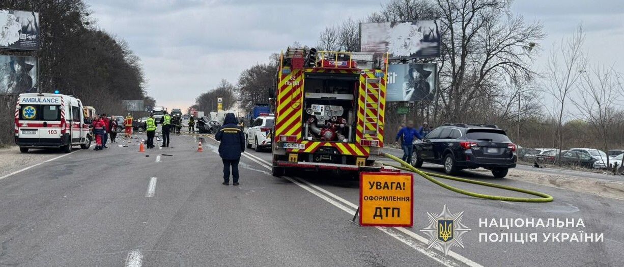 На Львівщині після ДТП один із автомобілів  вибухнув: є жертва і поранені. Фото і відео