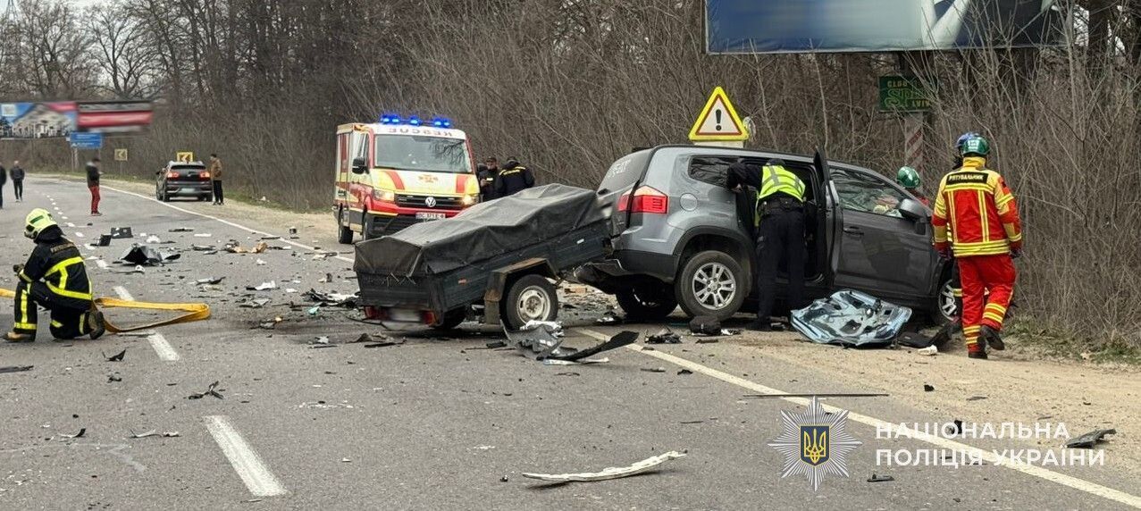 На Львівщині після ДТП один із автомобілів  вибухнув: є жертва і поранені. Фото і відео