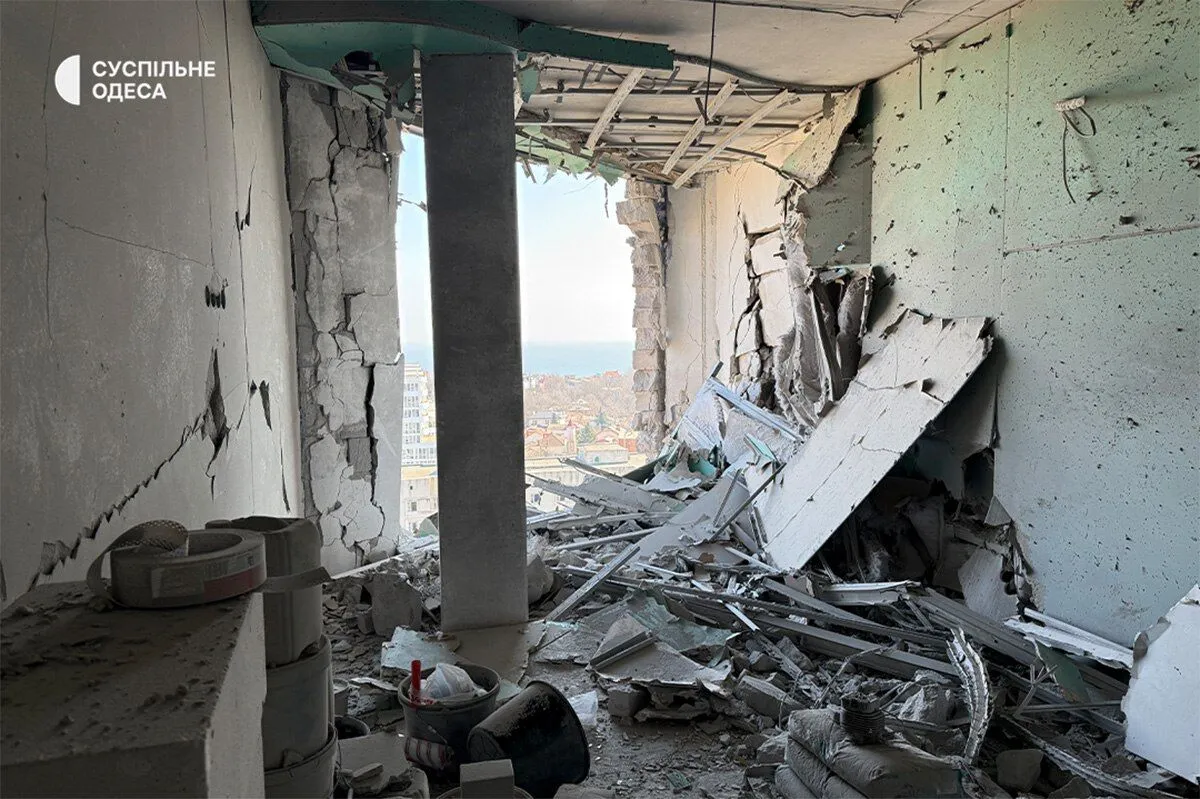 "Впала стеля, вилетіли двері": мешканці Одеси розповіли про російську атаку і масштаб руйнувань. Фото і відео
