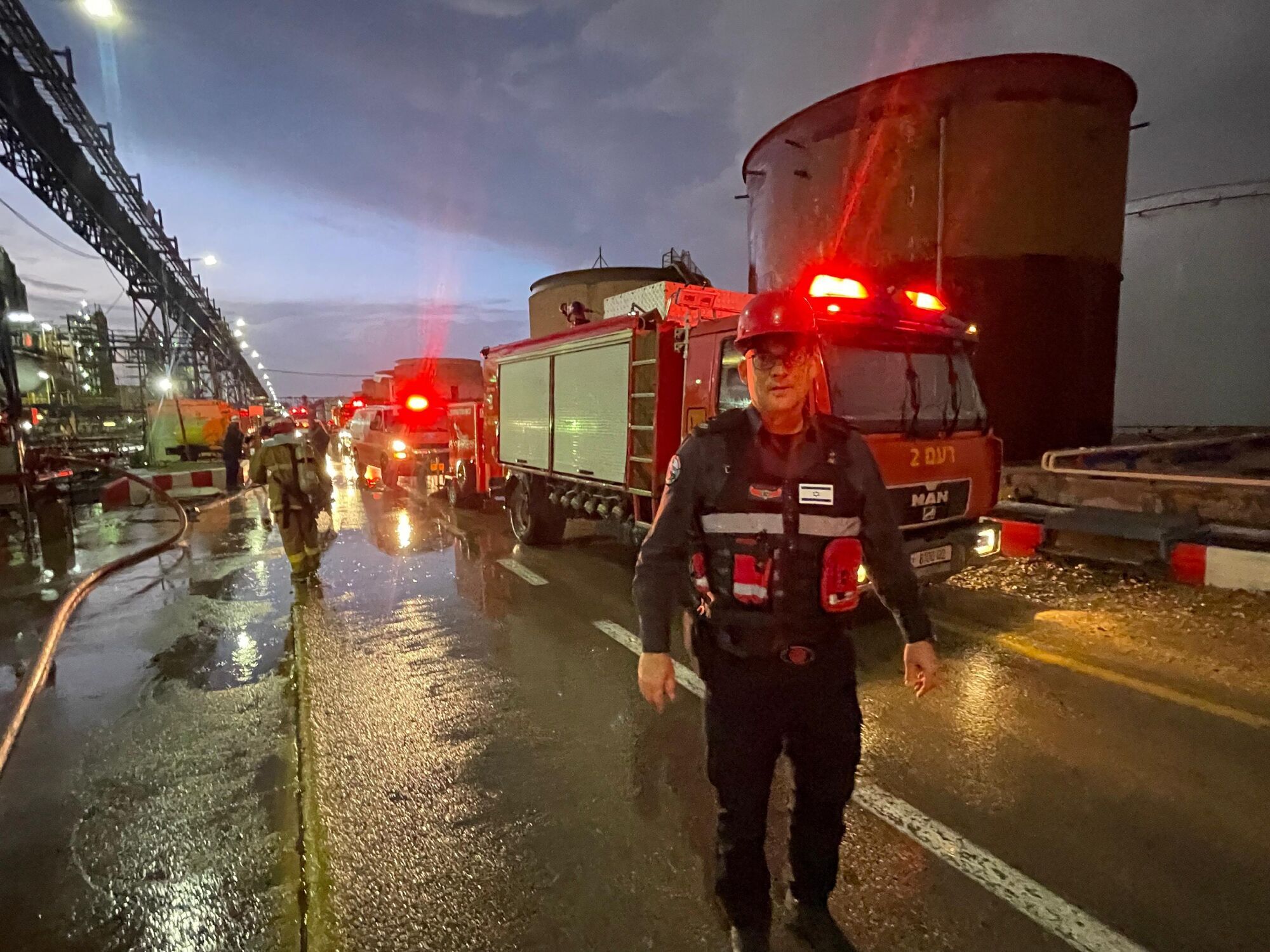 Иран атаковал ракетами израильский город Хайфа: фиксируют попадание в НПЗ и отключение света. Фото