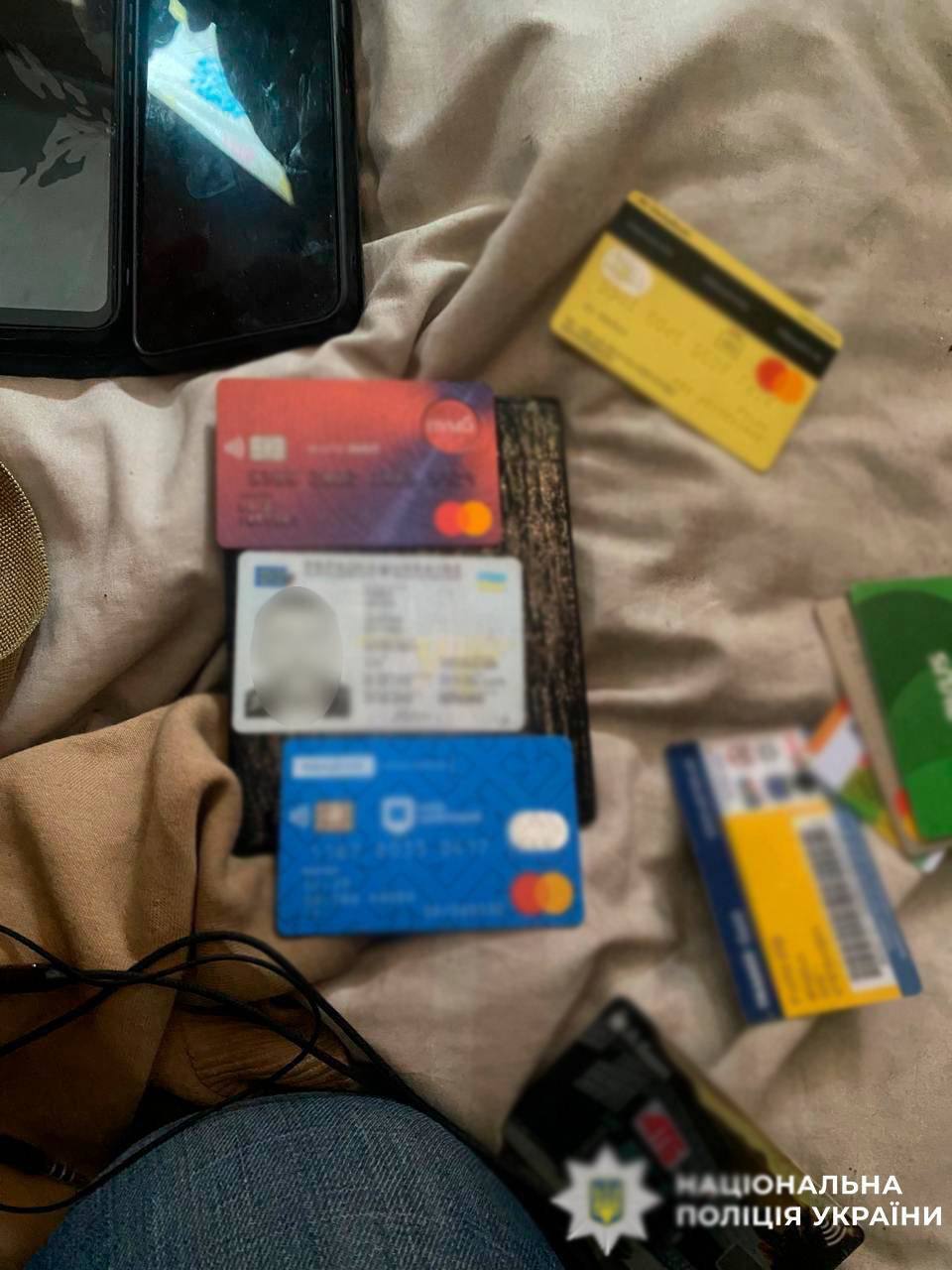 У Києві рецидивіст у під’їзді будинку побив чоловіка та пограбував його. Подробиці та фото