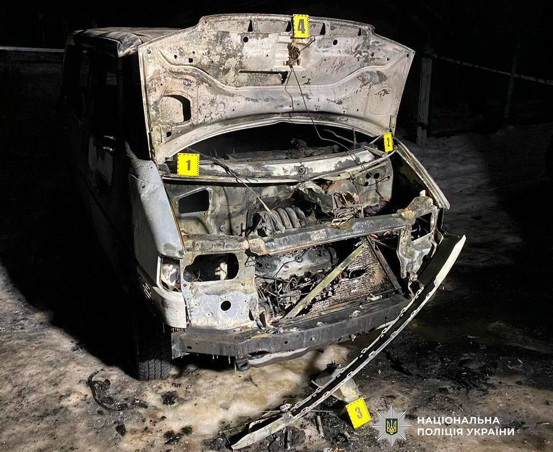 По заказу врага сожгли два авто военных и машину спасателя: в Киеве задержали четырех парней. Фото