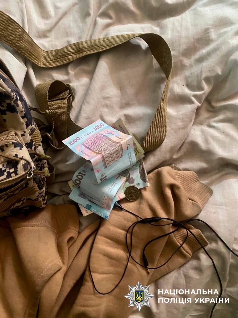 У Києві рецидивіст у під’їзді будинку побив чоловіка та пограбував його. Подробиці та фото