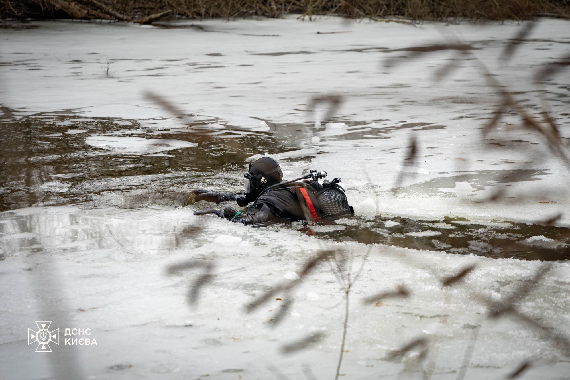 У Києві водолази-сапери дістали з річки залишки російської ракети. Подробиці, фото та відео