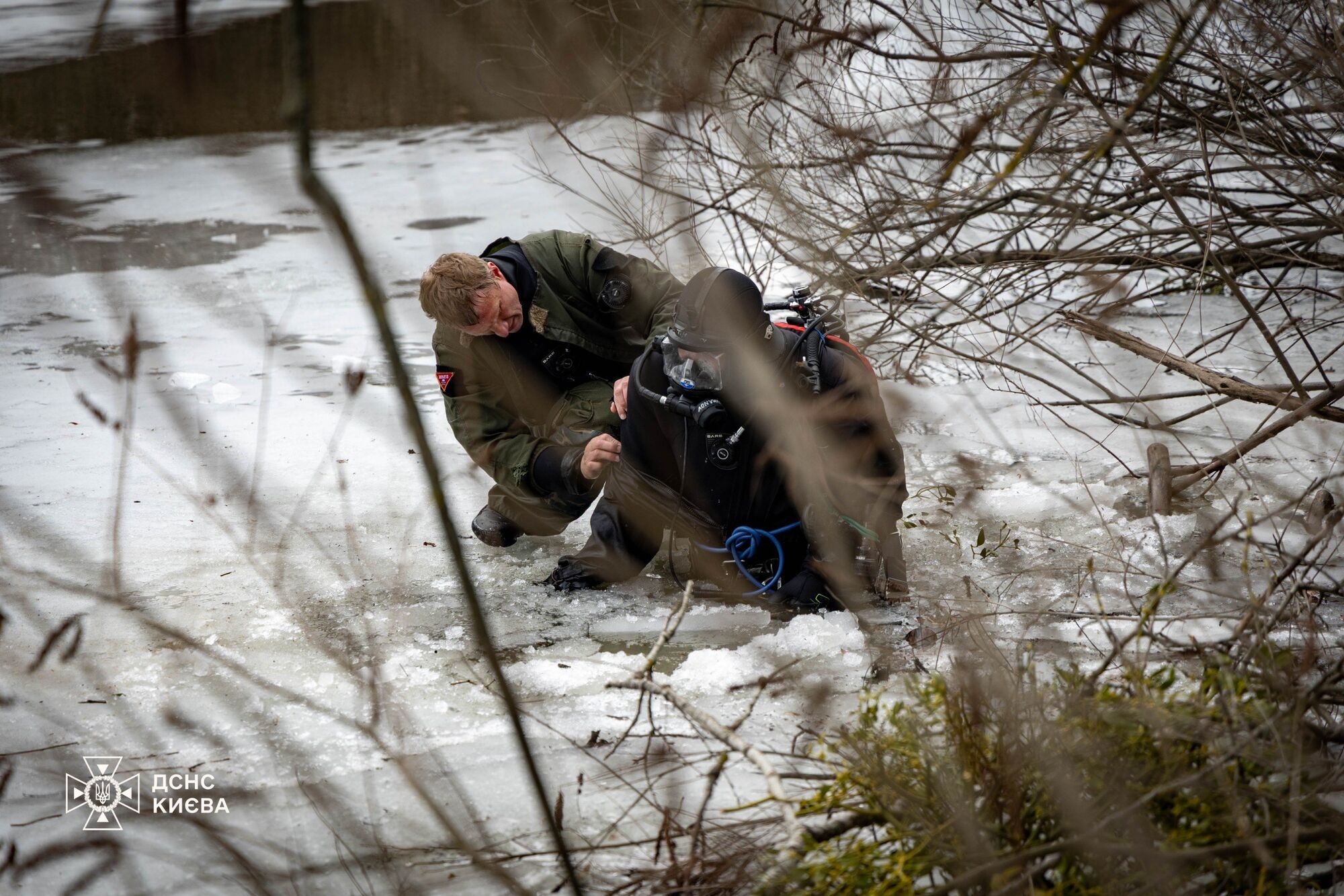 У Києві водолази-сапери дістали з річки залишки російської ракети. Подробиці, фото та відео