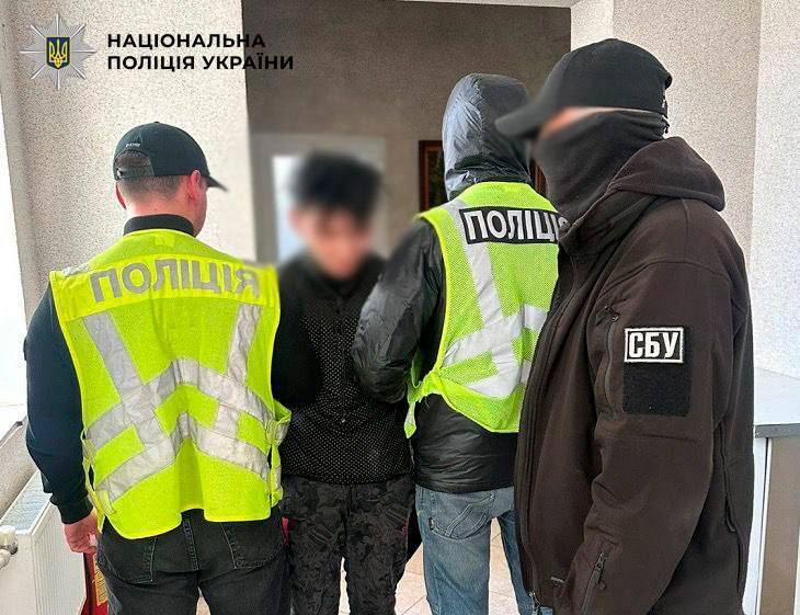 По заказу врага сожгли два авто военных и машину спасателя: в Киеве задержали четырех парней. Фото