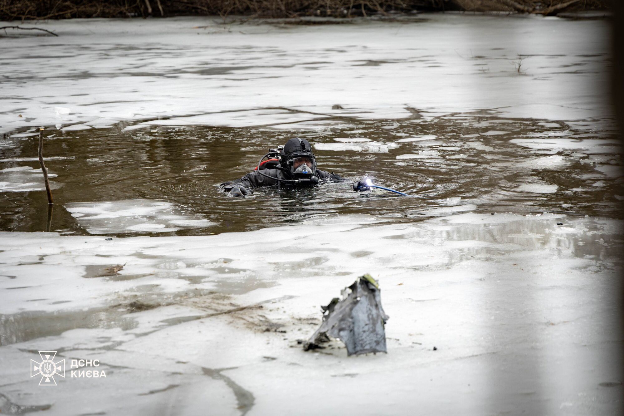 У Києві водолази-сапери дістали з річки залишки російської ракети. Подробиці, фото та відео