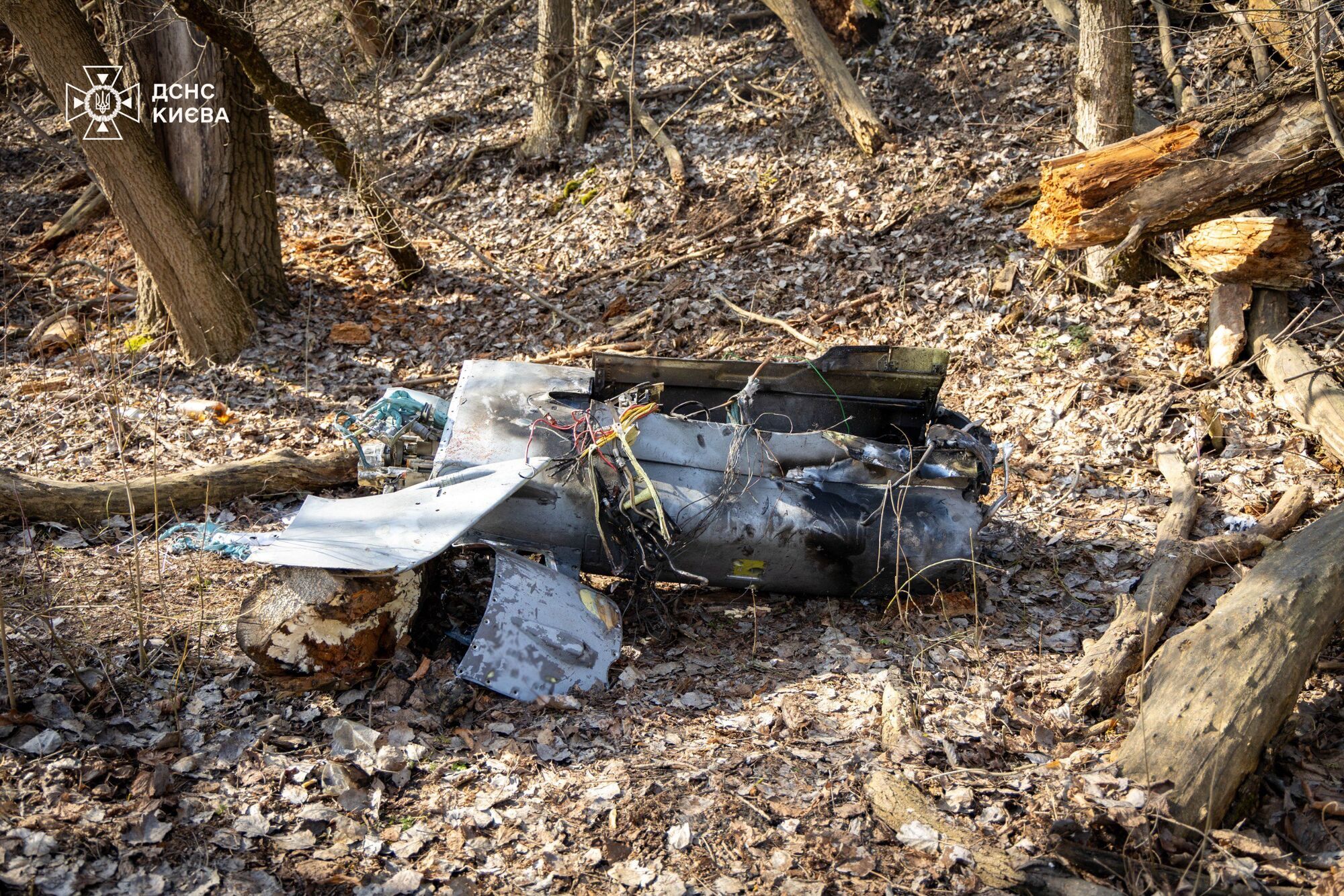 У Києві водолази-сапери дістали з річки залишки російської ракети. Подробиці, фото та відео