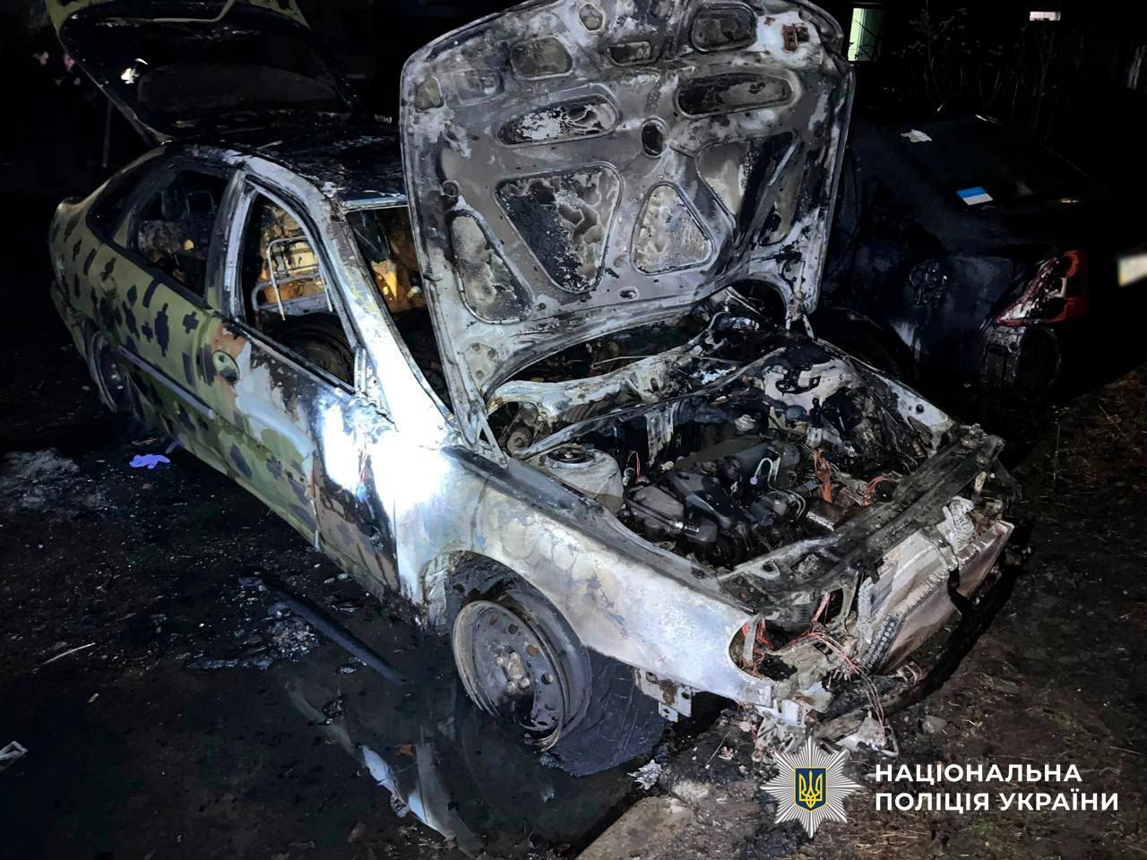 По заказу врага сожгли два авто военных и машину спасателя: в Киеве задержали четырех парней. Фото