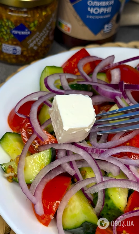 Греческий салат, как в ресторанах: чем заправлять вкуснее всего