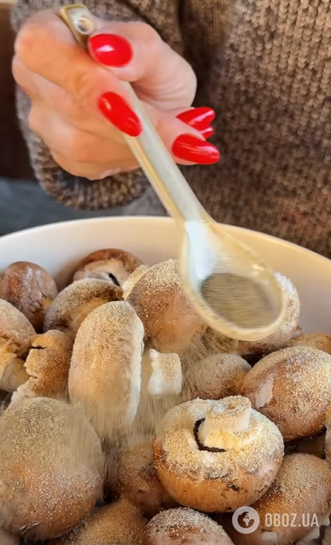 Пикантные запеченные грибы в соусе: делимся рецептом простой закуски