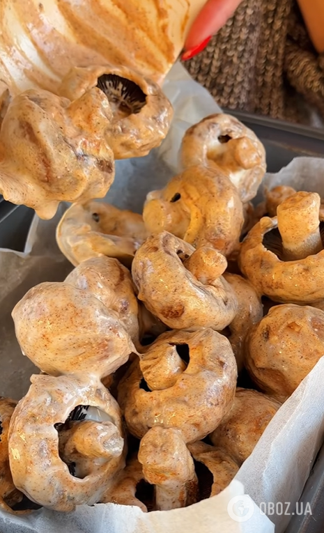 Пикантные запеченные грибы в соусе: делимся рецептом простой закуски