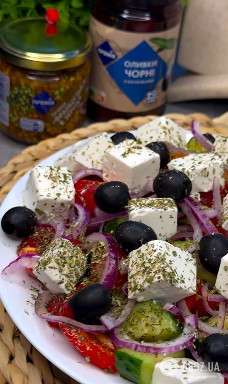 Греческий салат, как в ресторанах: чем заправлять вкуснее всего