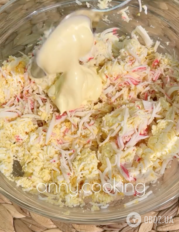 Закуска из крабовых палочек "Рафаэлло" для праздничного стола: готовится 10 минут