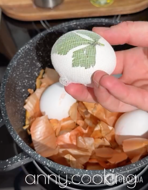 Как красиво покрасить пасхальные яйца луковой шелухой: делимся точной технологией