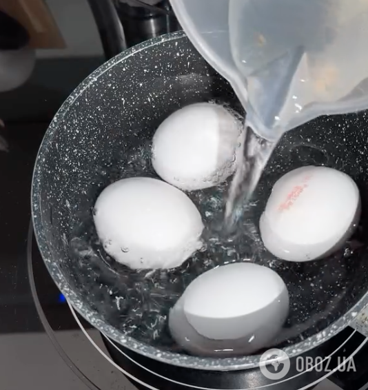 Как красиво покрасить пасхальные яйца луковой шелухой: делимся точной технологией