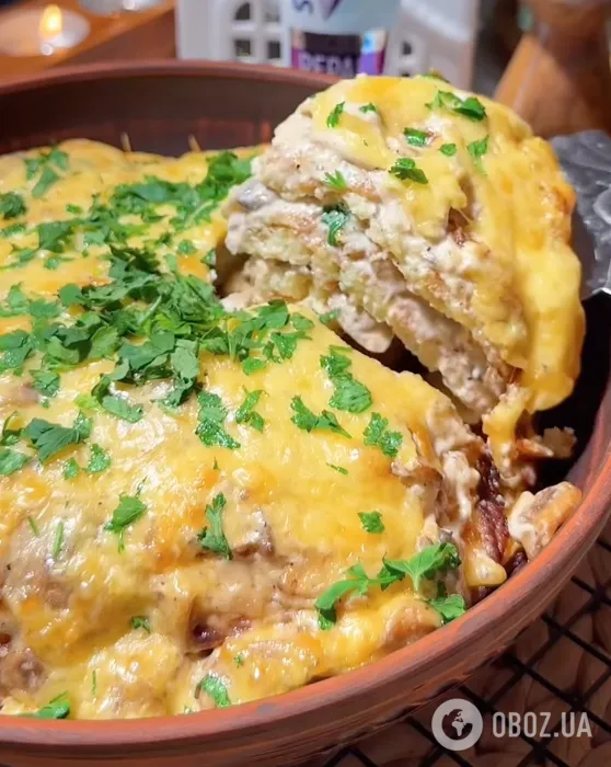 Золотисті запечені деруни з грибним соусом і сиром: ділимося рецептом ситної страви