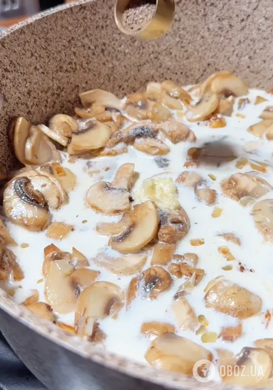 Золотисті запечені деруни з грибним соусом і сиром: ділимося рецептом ситної страви