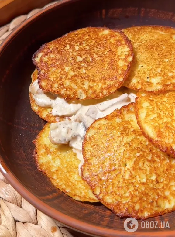 Золотисті запечені деруни з грибним соусом і сиром: ділимося рецептом ситної страви