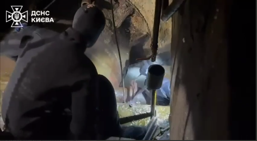 Порятунок ТЕЦ Києва після обстрілу РФ: у ДСНС показали унікальні кадри роботи водолазів-саперів. Відео