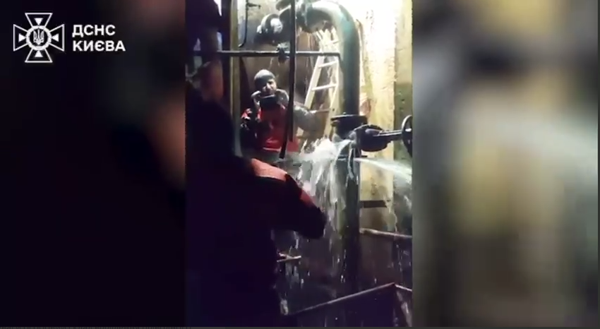 Порятунок ТЕЦ Києва після обстрілу РФ: у ДСНС показали унікальні кадри роботи водолазів-саперів. Відео